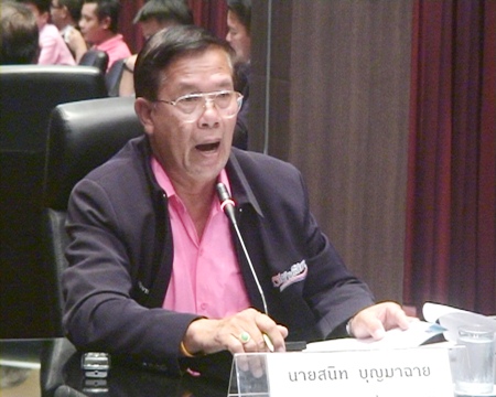 Pattaya City Council President Sanit Boonmachai talks to city inspectors about the city’s beachchair problem.